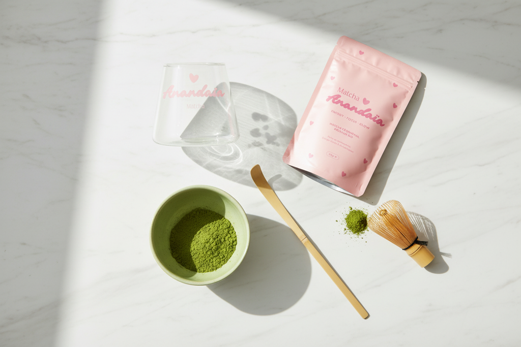 Flat lay élégant avec chashaku en bambou, verre matcha et poudre de matcha, style Japandi